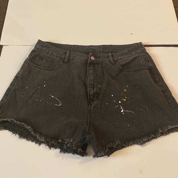 Black wash distressed cutoff jean shorts with a sprinkle of paint yellow&white - Picture 4 of 9
